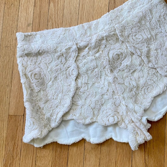 Pins and Needles Cream Lace Scalloped Shorts – Size S - Picture 6 of 11